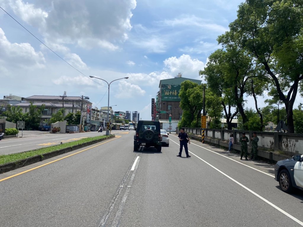 屏東街頭上演-軍車追撞等紅燈自小客!-2駕駛酒測值出爐