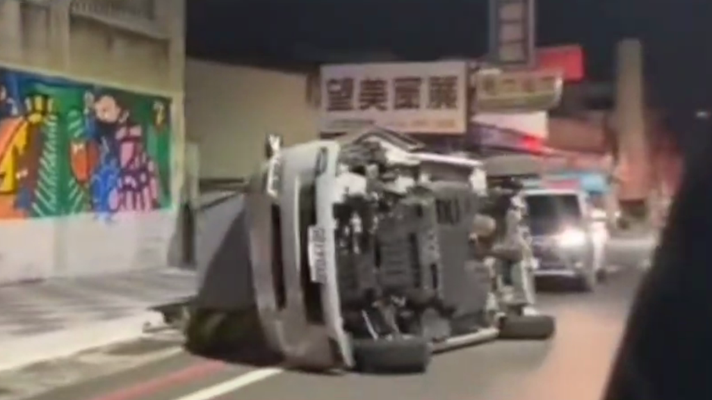 影/台南酒駕男自撞翻車!酒測超標秒送辦 掛彩又破財