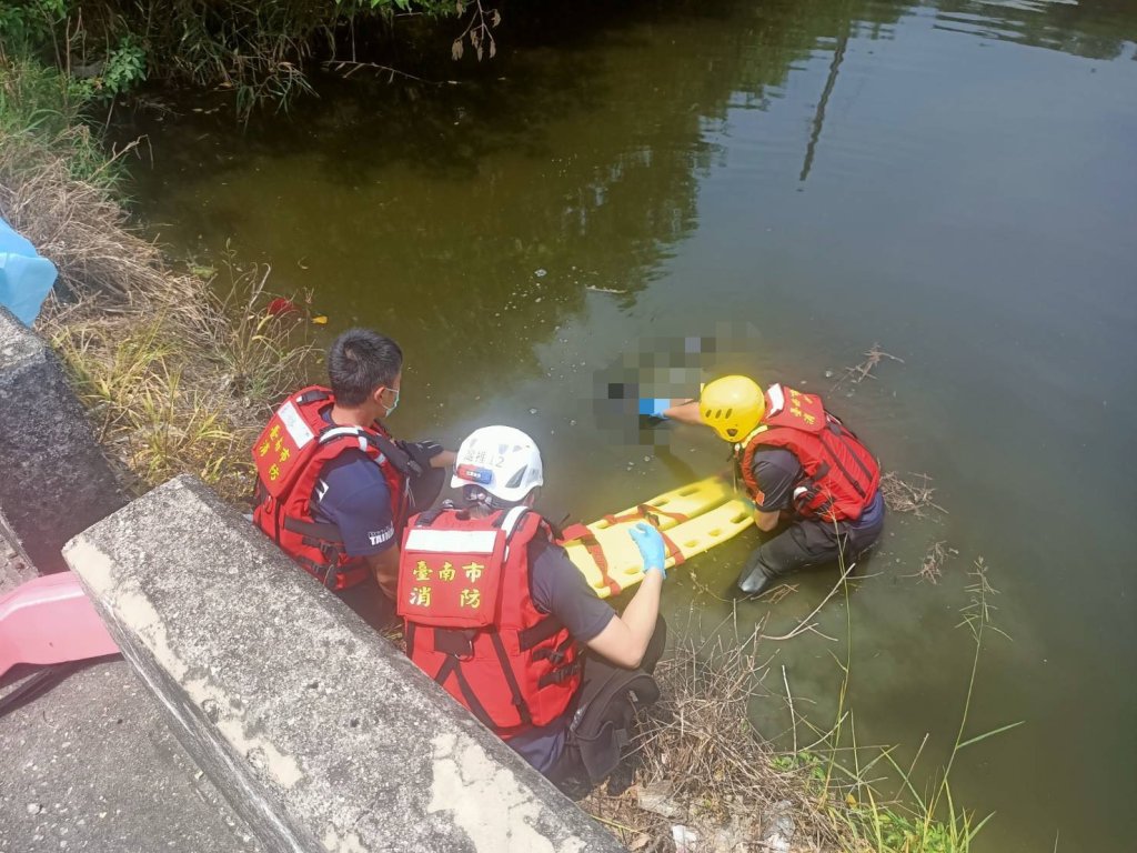 台南魚塭驚見浮屍!約60歲男屍漂水面 身份不詳待查