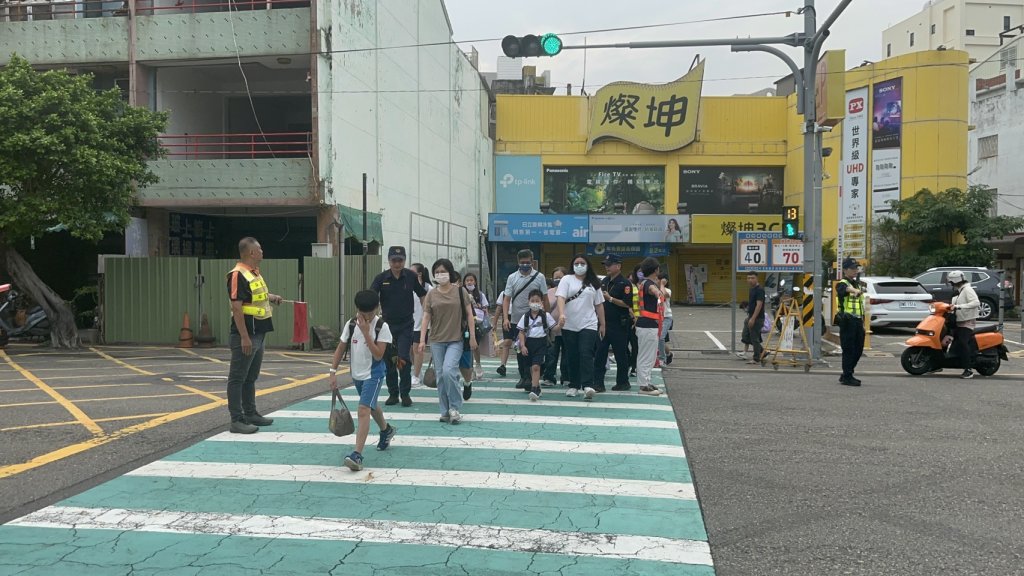 開學了!彰縣警局婦幼隊及各分局派員警護童-並加強校園安全