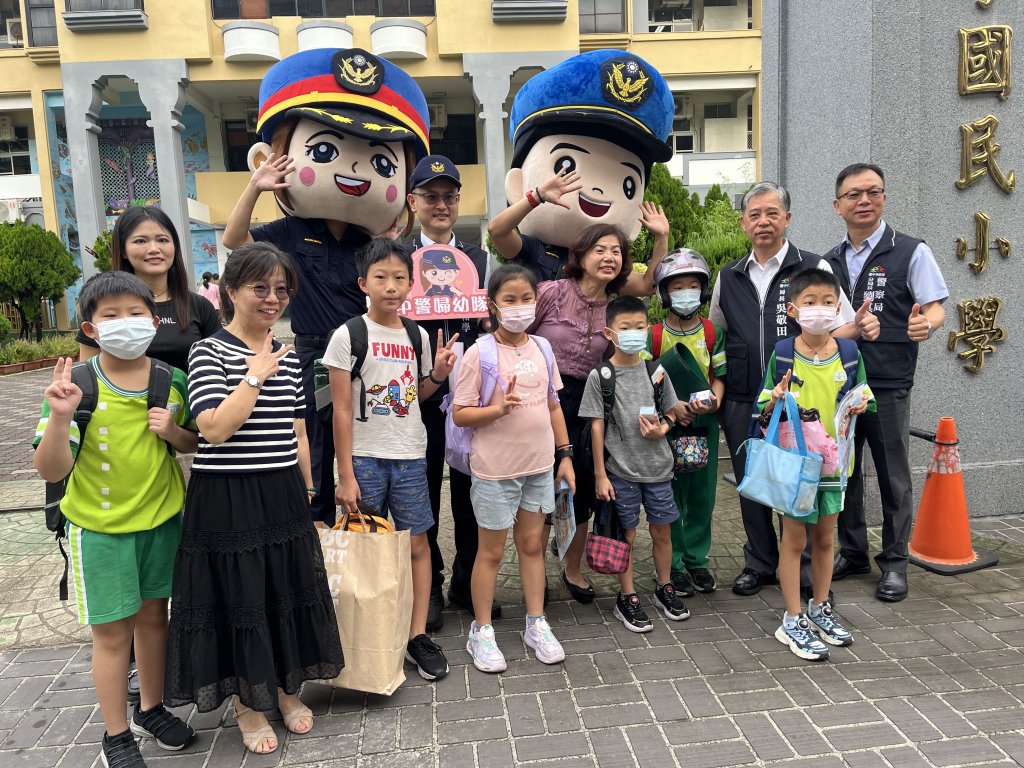 開學日護童勤務啟動!警察大頭娃娃現身校園-學童直呼好安心