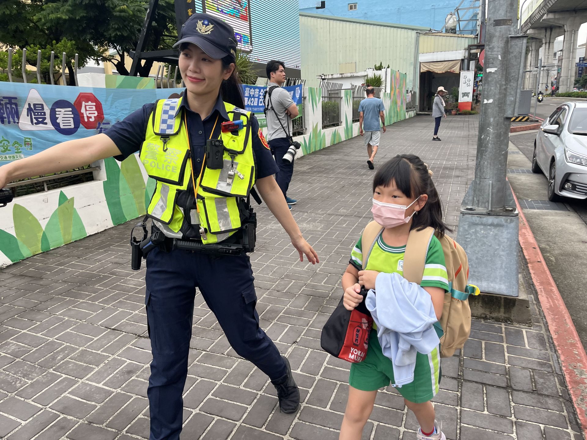 開學日護童勤務啟動!警察大頭娃娃現身校園 學童直呼好安心
