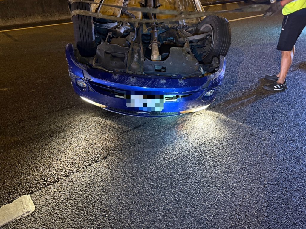 新/國3南下2車碰撞!1翻車朝天 1男2女送掛彩送醫