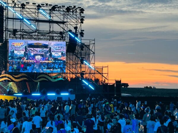 桃園珍珠海岸國際音樂節現場湧入大批人潮,觀眾在主舞台前熱情揮舞應援,氣氛熱烈。圖/主辦單位