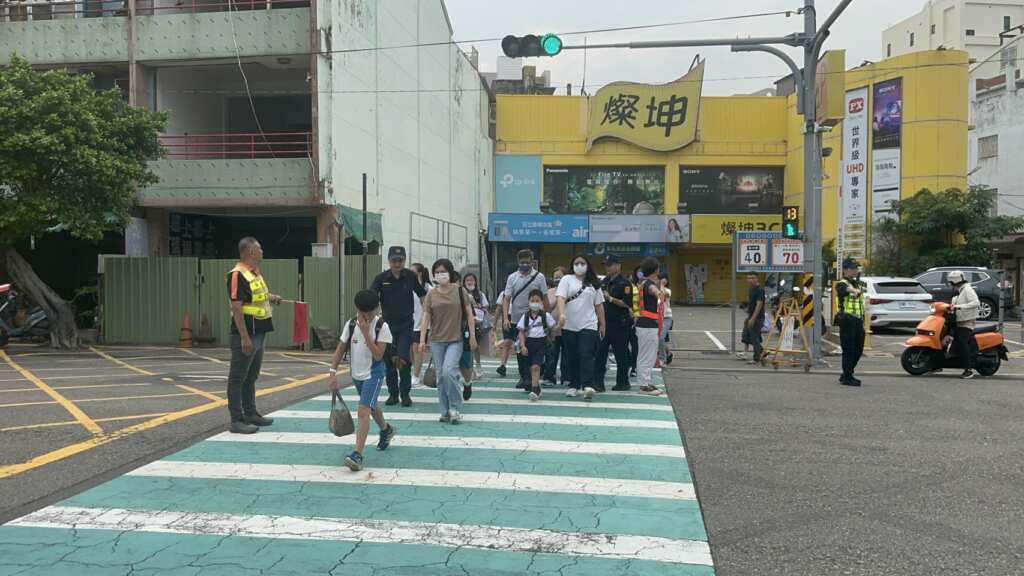 ▲彰化警開學日啟動護童專案,守護學童上放學安全。(彰化警方提供)