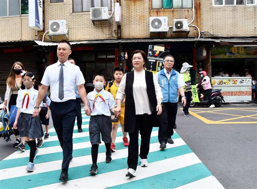 ▲9月1日為國小開學日,為維護學童上、放學安全,彰化縣警察局全面開始執行「護童專案」勤務,彰化縣長王惠美特別前往鹿港國小關心警察局「護童專案」及校園安全宣導活動。(彰化縣政府提供)