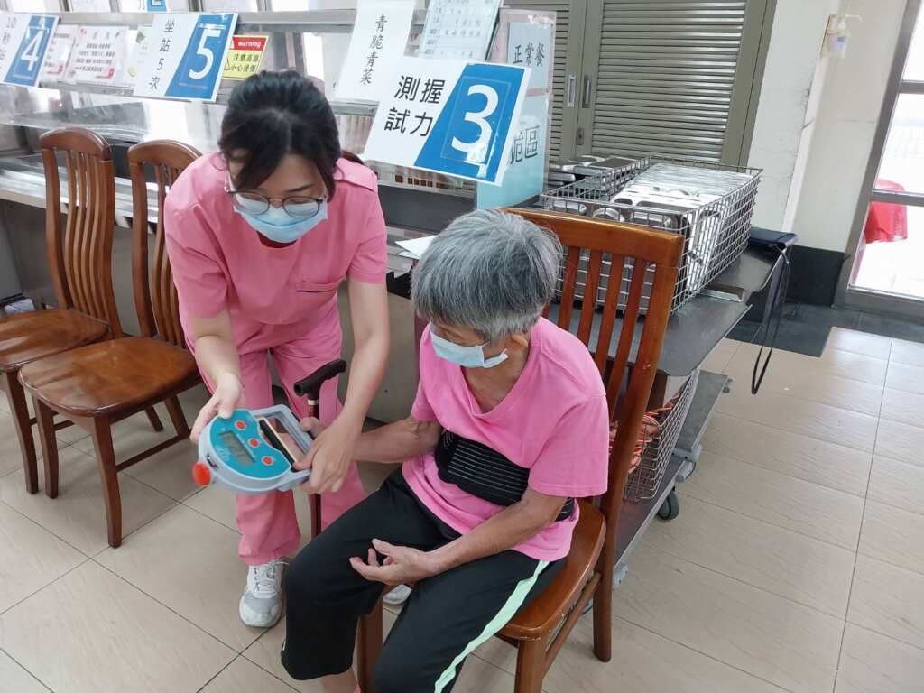 ▲彰化榮家攜手埔榮辦理12堂延緩失能課程精彩完結。(彰化榮家提供)