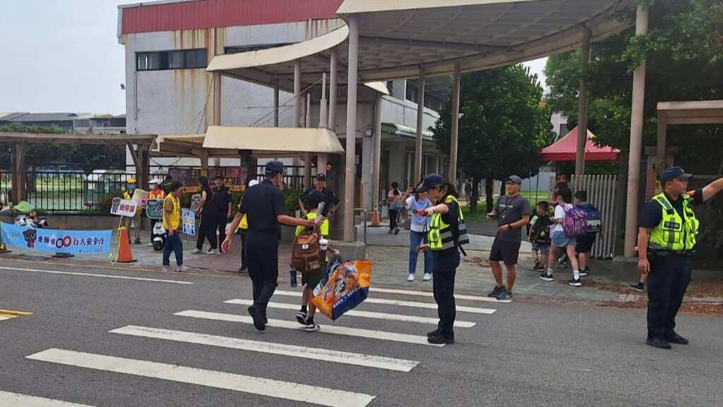▲北斗警察分局開學首日執行「護童專案」,落實學童保護工作。(彰化警方提供)