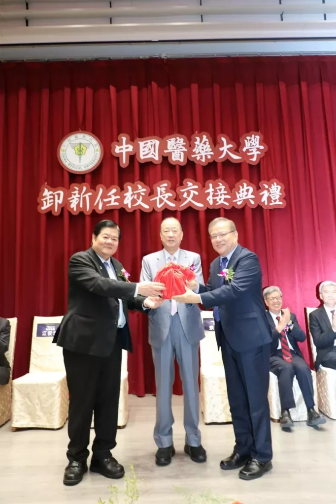 蔡長海董事長主持中國醫藥大學卸新任校長交接,右為新任校長江安世院士、左為卸任校長洪明奇院士。(圖/中國醫藥大學提供)