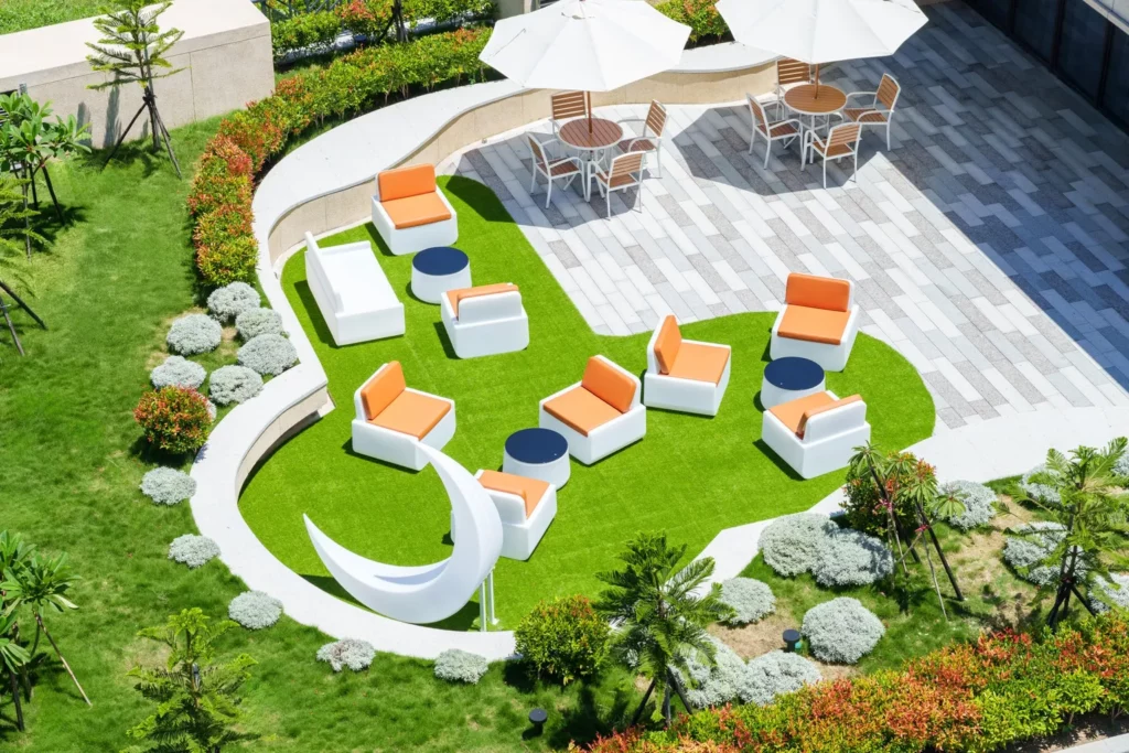 位於飯店1樓戶外裝置藝術「島日微光」,白天提供親子遊憩,晚上能欣賞獨特的光影藝術,亦提供預約派對包場。