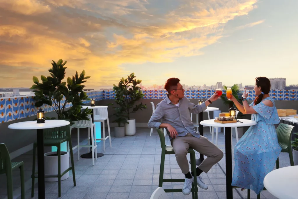 -頂樓星空酒吧「橙光。城光」360度環景視野盡收眼底,提供小點美酒飲品,創造無與倫比的島嶼度假回憶。