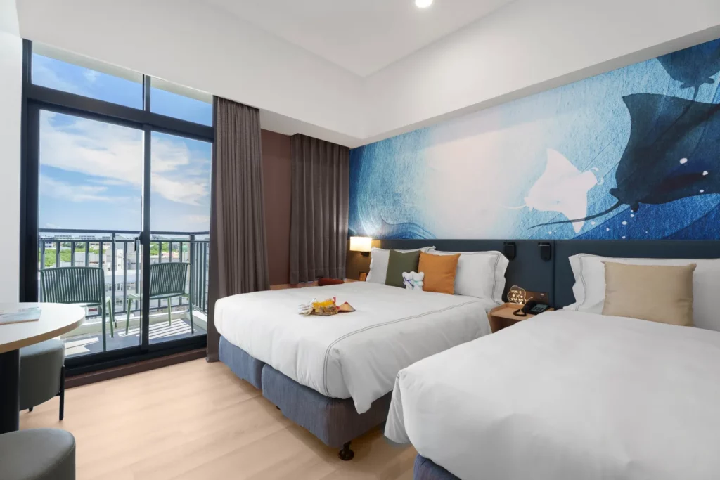 「福容徠旅澎湖」9、10月開幕慶期間每房含兩客早餐最低3300元起,福容家會員再享折扣,最低每間只要2904元起。