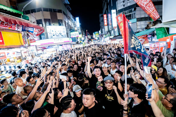▲《角頭-鬥陣欸》11天票房衝破1.4億,演員群全台夜市走透透宣傳。(圖/曼尼娛樂提供)