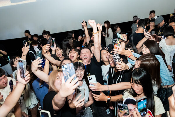 ▲《角頭-鬥陣欸》11天票房衝破1.4億,演員群全台夜市走透透宣傳。(圖/曼尼娛樂提供)