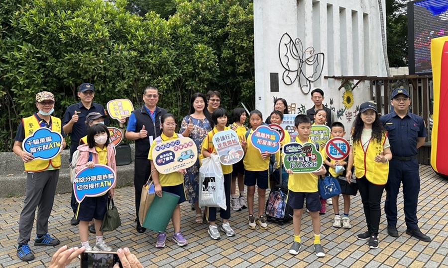 ▲圖說：9/1開學日，第四警分局長蔡慶星前往黎明國小與校長陳靜姿在校門口迎接孩子們上學                （圖／台中市政府 提供）