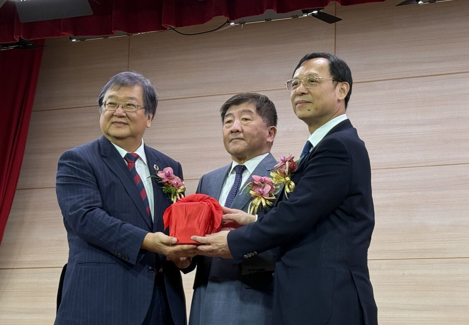 衛福部長交接！邱泰源臨去交代一事 石崇良「只聽話三分鐘」就改動 239