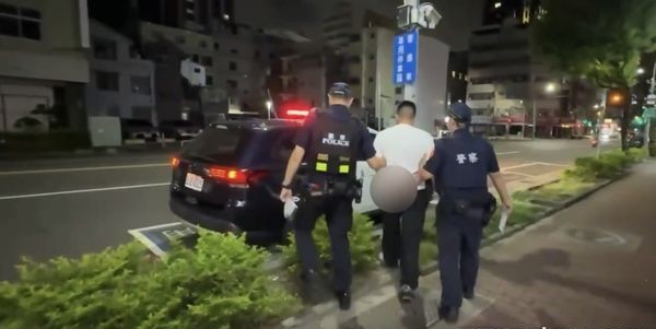 怪大叔旅遊熱點偷拍女裙底 高雄駁二大義站被活逮稱「覺得好奇」 248 怪大叔旅遊熱點偷拍女裙底 高雄駁二大義站被活逮稱「覺得好奇」 247