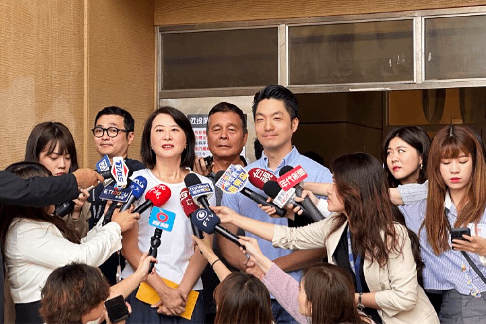 沈伯洋屢遭威脅偷拍 藍委、卡神齊喊揪真兇 215 照片來源:王鴻薇國會辦公室照片翻攝