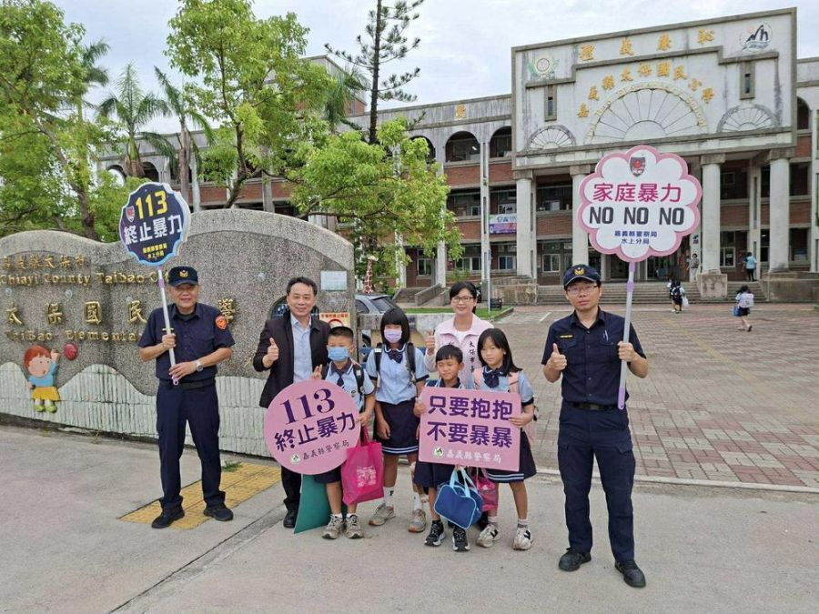 嘉縣國中小開學日 警護童守平安