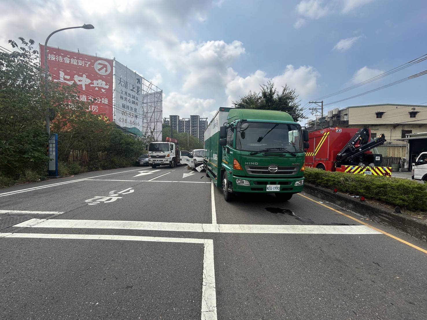 【有片】平鎮小貨車猛撞郵務車 車窗當場碎裂噴飛 682738 0