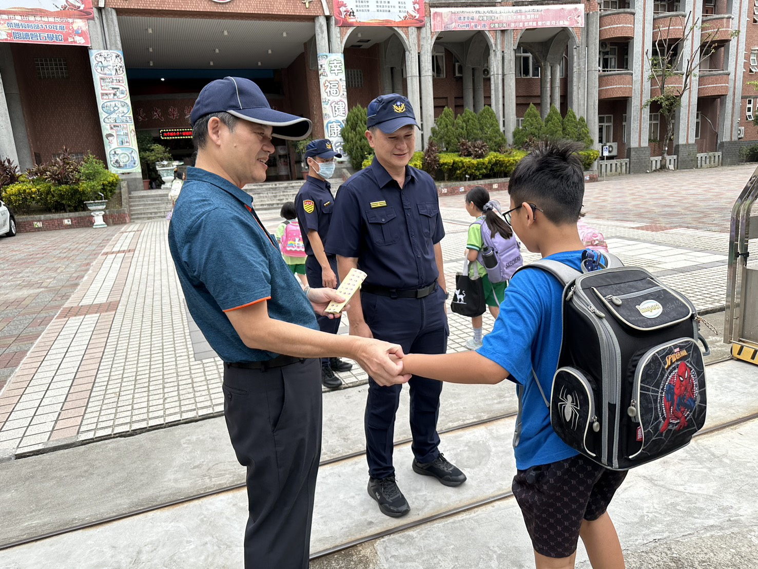 龜山警守護上學安全 學童收到「這1張」直呼開心 S 11427905 0