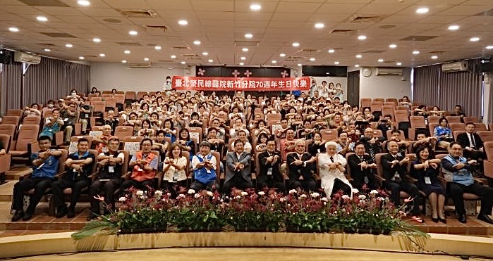 臺北榮總新竹分院70週年慶典,院方團隊與貴賓齊聚一堂,共同合影留念,場面溫馨熱烈。(圖/新竹縣政府提供)