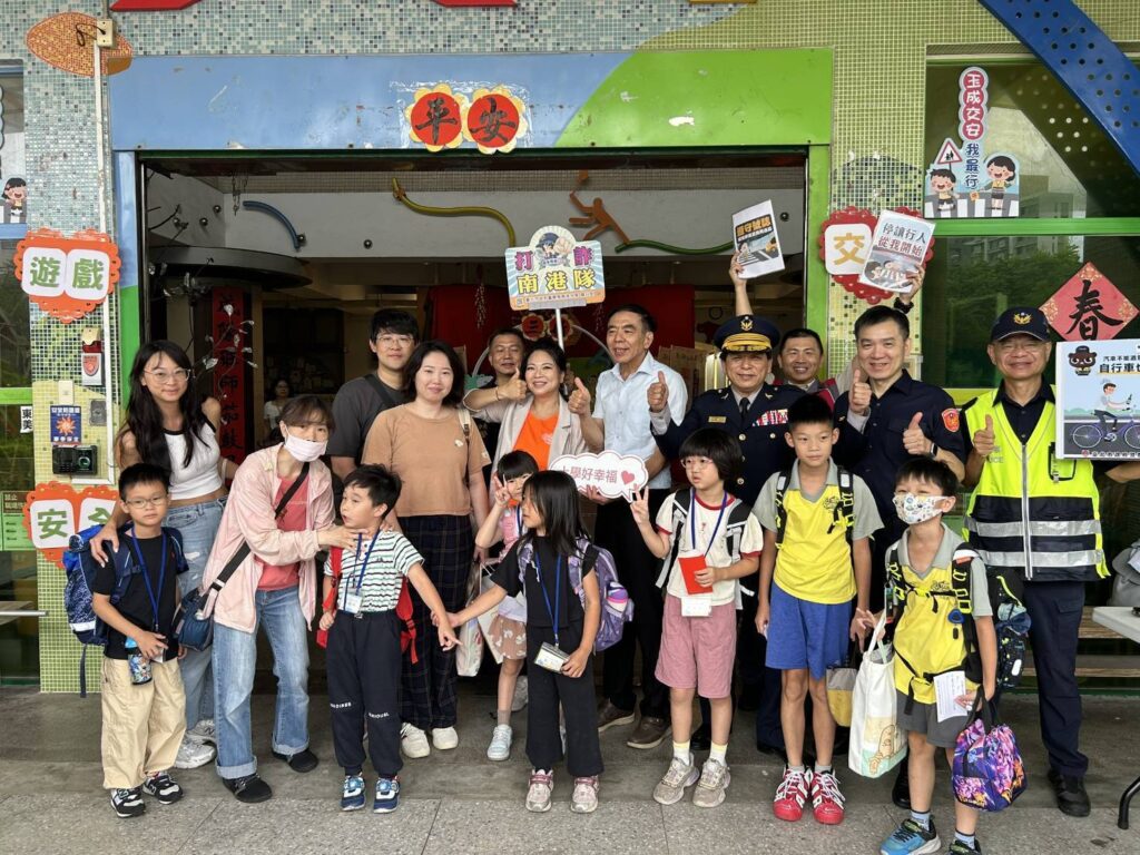 開學首日南港分局長許城銘親率隊前往玉成國小護童,及宣導交通安全觀念。(圖/記者薛秀蓮 翻攝)