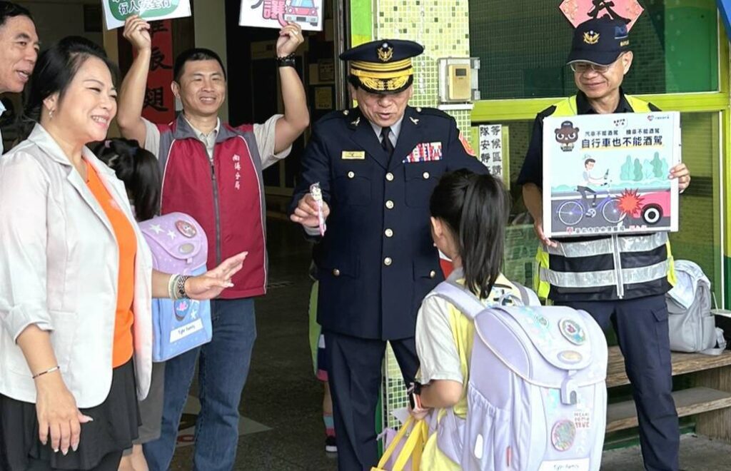 現場除宣導交通安全觀念外,分局長並贈送同學可愛宣導品留念。(圖/記者薛秀蓮 翻攝)