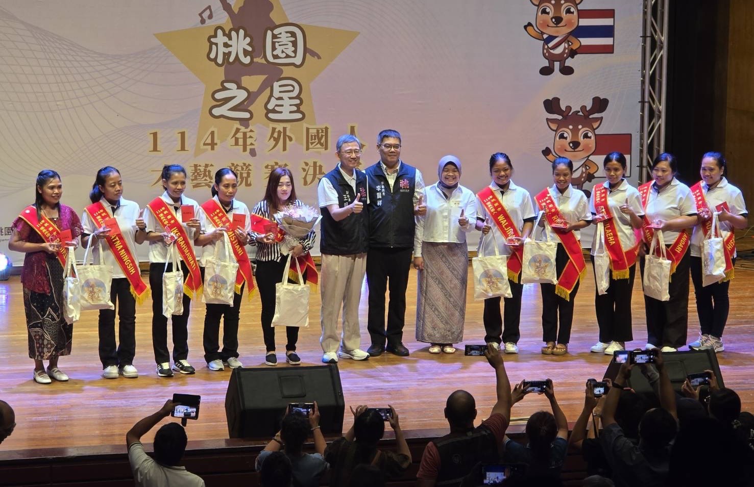印尼籍蕾莎（左1）榮獲社福組「優良外國人」殊榮，桃園市副市長王明鉅（左6）親自頒獎。(圖／長河人力)
