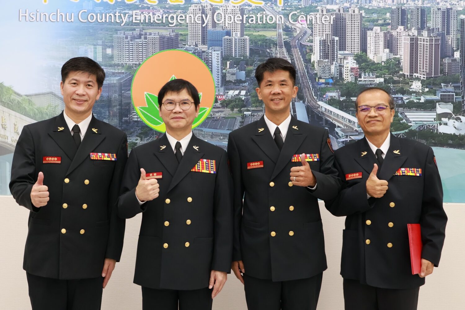 新竹縣消防局局長陳中振（左二）與新任大隊長們合影，象徵人事傳承與組織革新，持續強化防災救護及消防員安全衛生保障。（圖/記者張家燁翻攝）