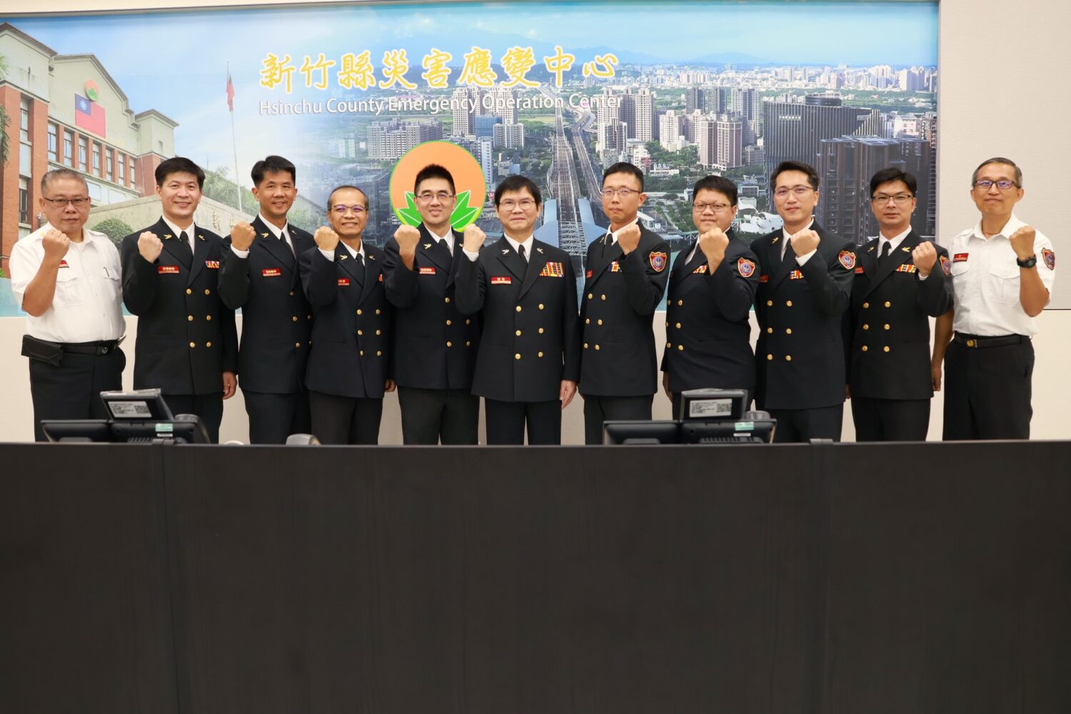 新竹縣消防局舉辦一級主管人事異動暨「消防安全衛生企劃科」成立典禮，局長陳中振（中）與新任主管合影，展現團隊士氣，共同守護縣民安全。（圖/記者張家燁翻攝）