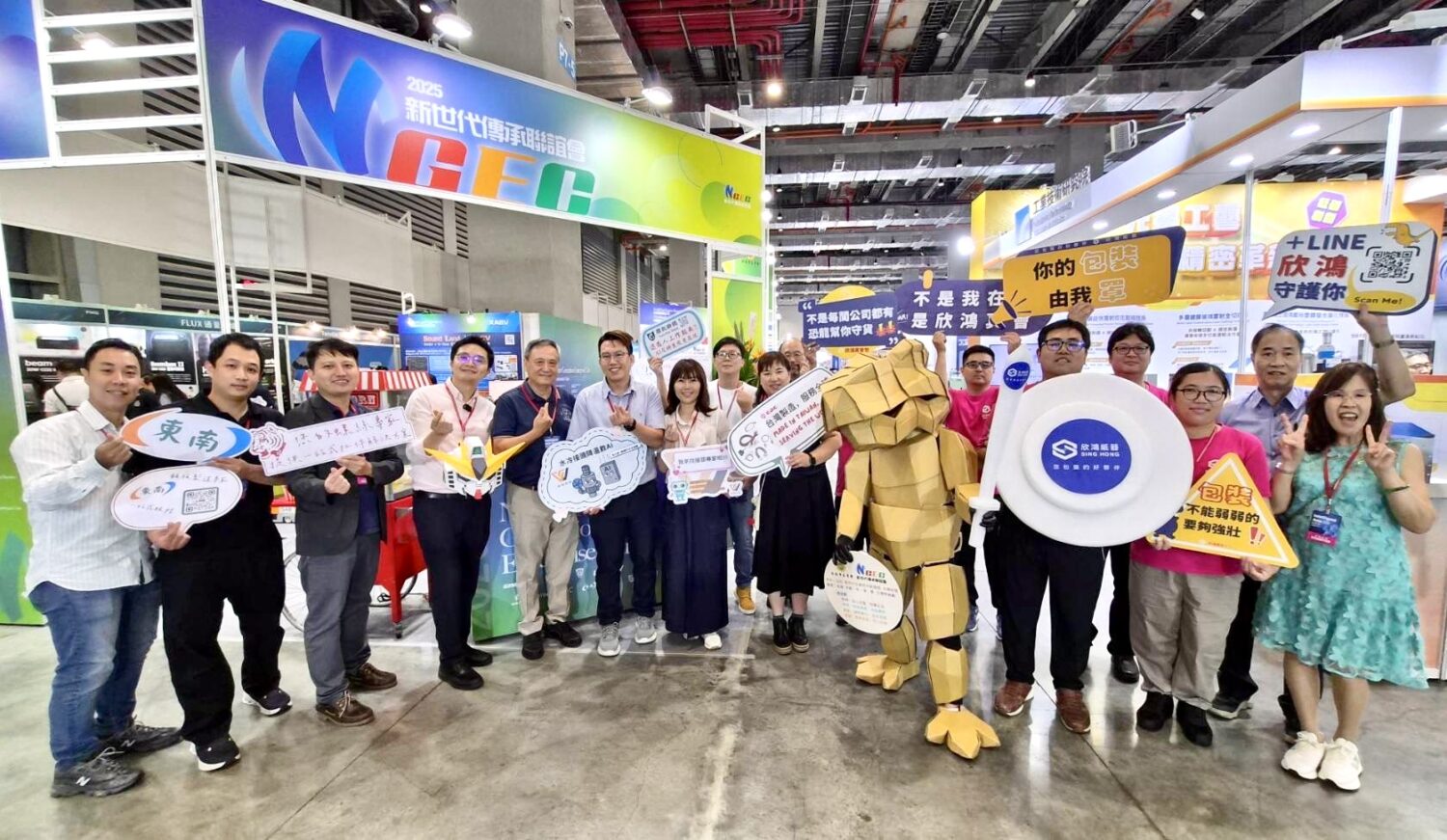 參展企業代表於展區前合影，展出成果涵蓋智慧製造、電子電機、金屬加工等領域，吸引現場買主高度關注。（圖/記者林照東翻攝）