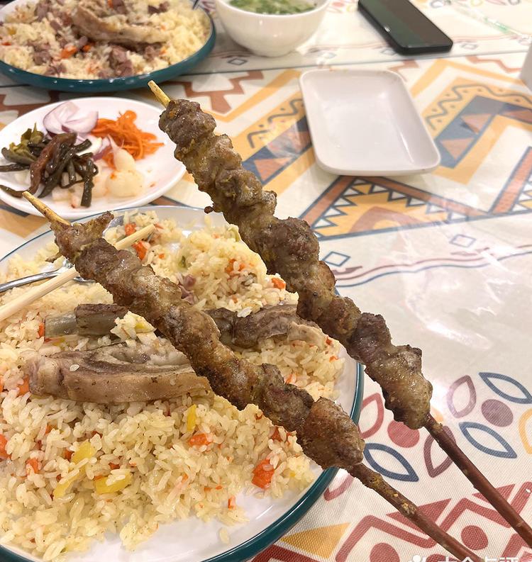 ▲新疆的石河子大學迎接新生免費送手抓飯、羊肉串。