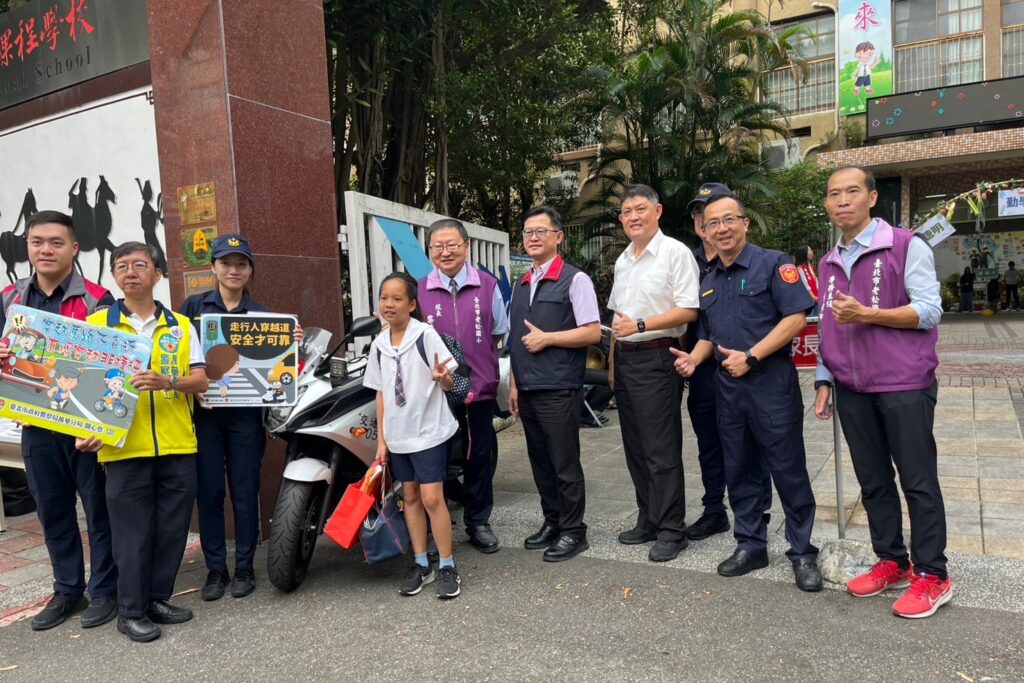 開學囉 警察重機護交通 管弦樂團迎新生超熱鬧 1 MEITU 20250901 093718373
