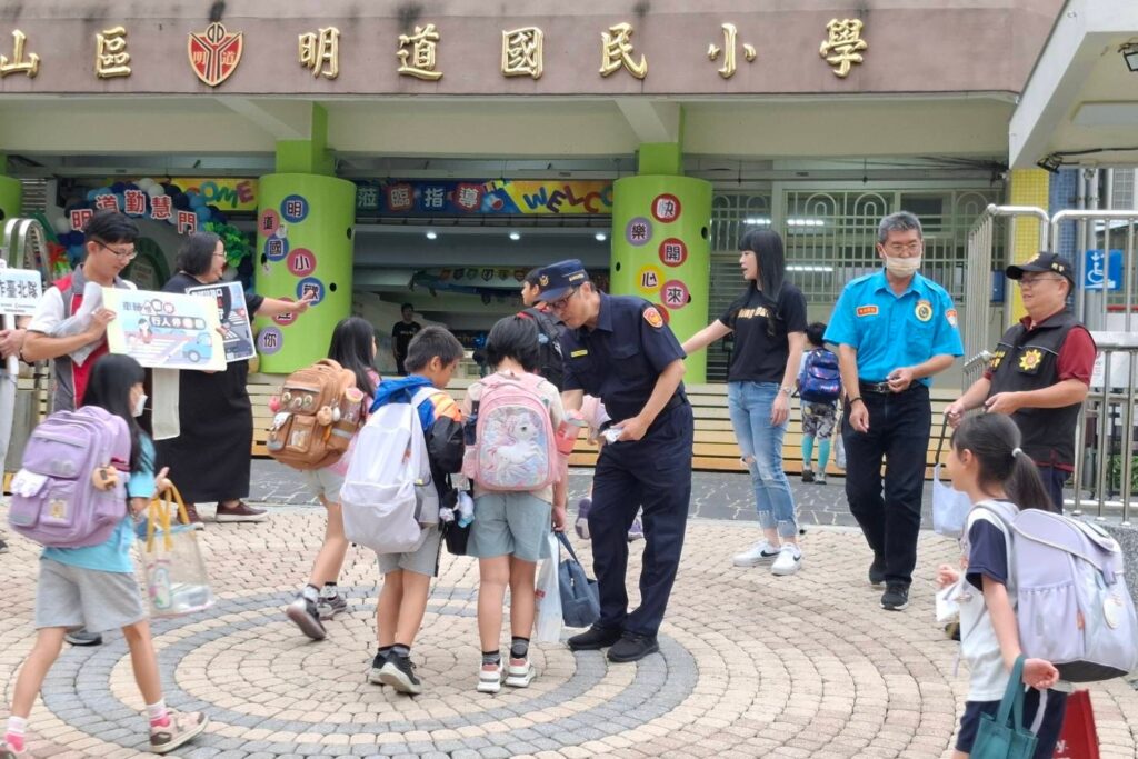 防詐 交通安全雙重守護 文山警助學童安心開學 2 MEITU 20250901 103637813