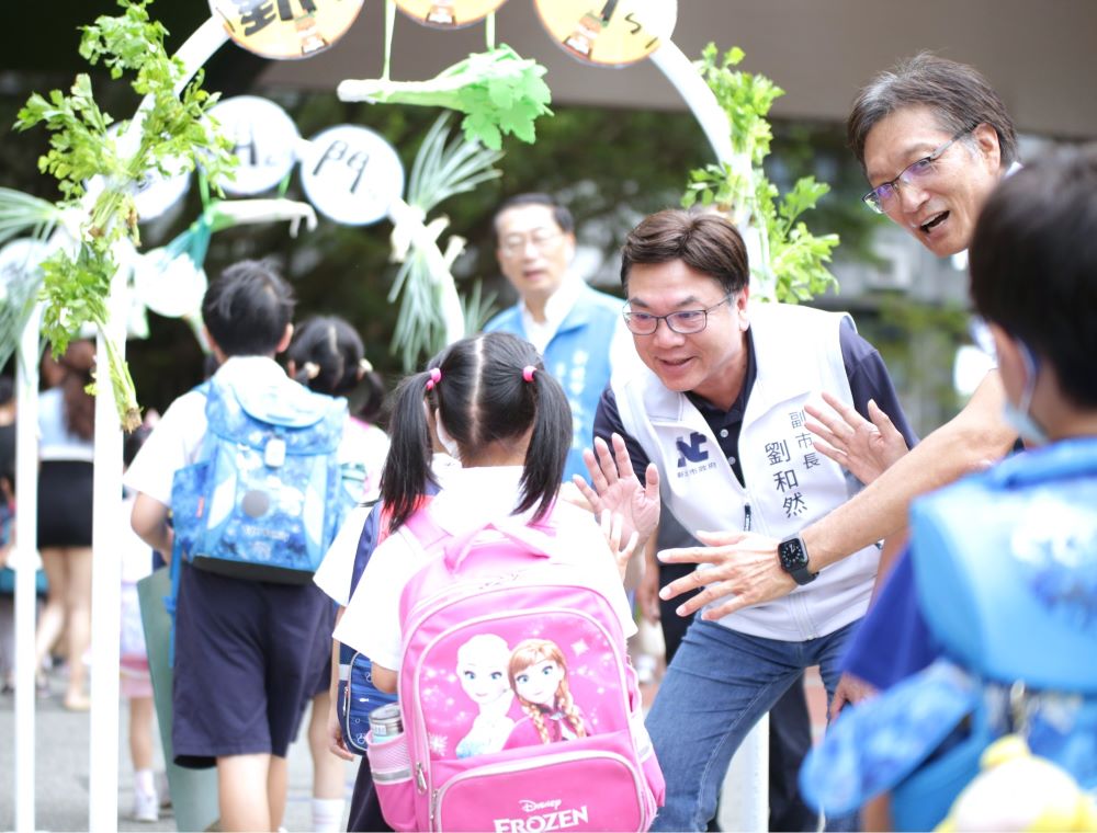 親自把關校園午餐 劉和然開學日陪孩子迎新學期 1 《圖說》劉和然副市長陪伴學童穿越通過「勤學門、聰明門、乖乖門」,在寓教於樂的儀式中迎接。〈教育局提供〉