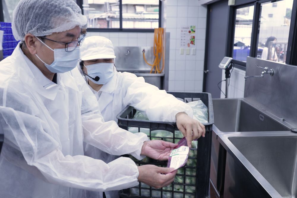 親自把關校園午餐 劉和然開學日陪孩子迎新學期 4 《圖說》劉和然副市長走進學校廚房親自檢視校園午餐製備流程。〈教育局提供〉