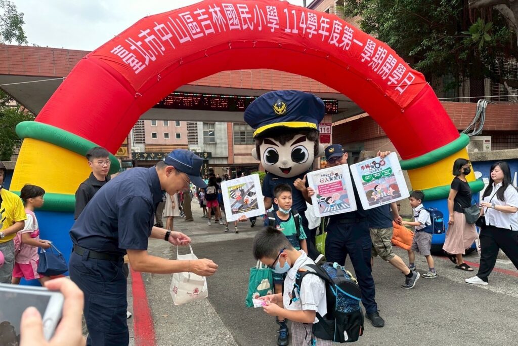 開學收心日 北市警護學童上學路 10 MEITU 20250901 105810887