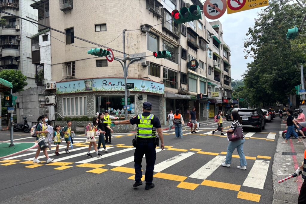 開學收心日 北市警護學童上學路 12 MEITU 20250901 105924915