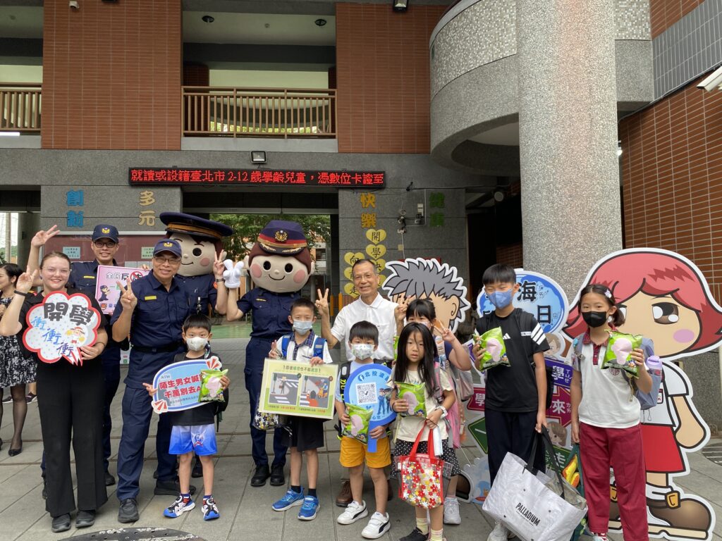 學童上學趣  北投警暖心護童宣導交通安全及識詐觀念