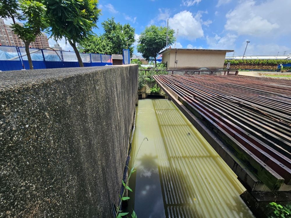 《圖說》檢視捷運工程周邊既有排水渠道，確認是否有臨時設施影響排水。〈水利局提供〉