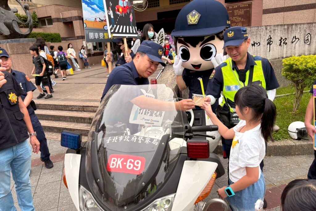 學生安全不馬虎 開學日松山分局來守護 2 MEITU 20250901 125052395