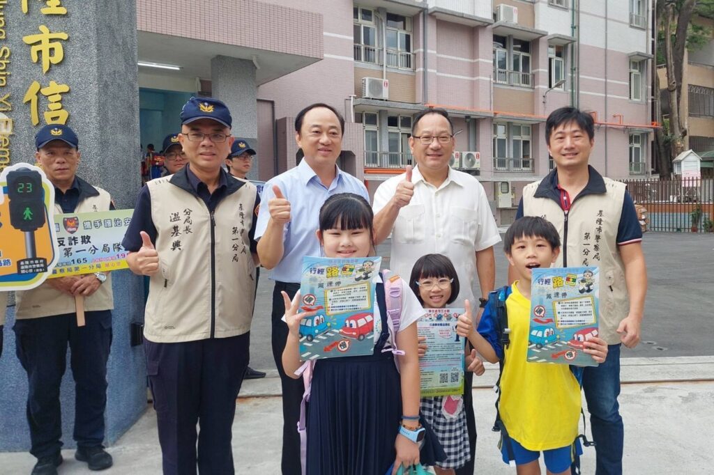 基警陪  童  迎開學  全面強化交通及校園安全
