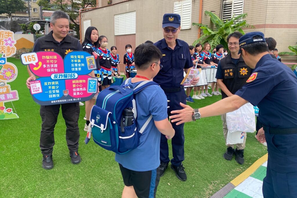 開學日 基警貼心守護學童迎開學 11 MEITU 20250901 143226471