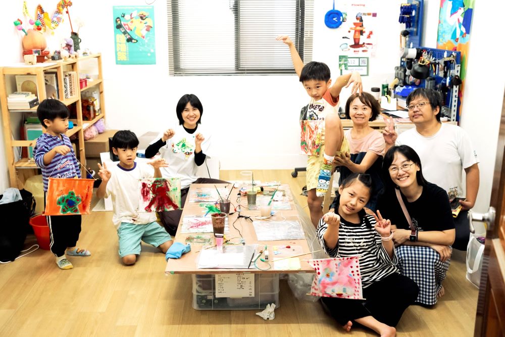 跨域創作基地 「板橋435藝術聚落」進駐計畫徵件 1 《圖說》板橋435藝術聚落「開放工作室日」開放進駐空間與民眾交流對話、藝術共創,圖中為藝術家潘怡安聲色工作坊。〈文化局提供〉