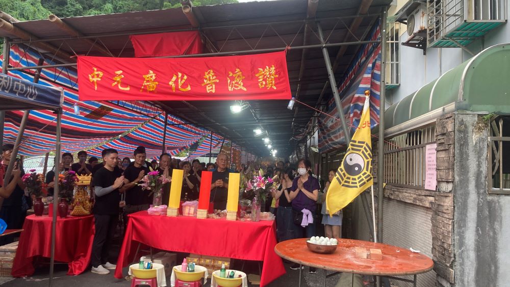 愛心延續 道教玄靈協會中元普渡後力助新北榮民眷 2 《圖說》臺北市道教玄靈協會舉辦普渡法會,儀式圓滿後捐贈榮服處各項物資,扶助新北榮民家庭日常所需。〈新北榮服處提供〉