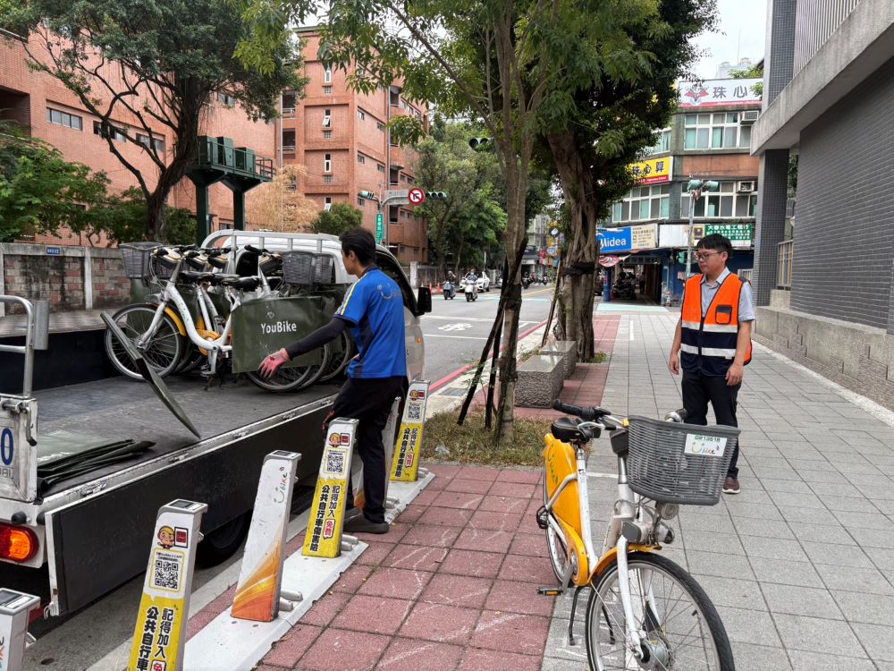 新北開學日學校、捷運站周邊YouBike站點加強調度 1 《圖說》交通局督導YouBike調度情形。〈交通局提供〉