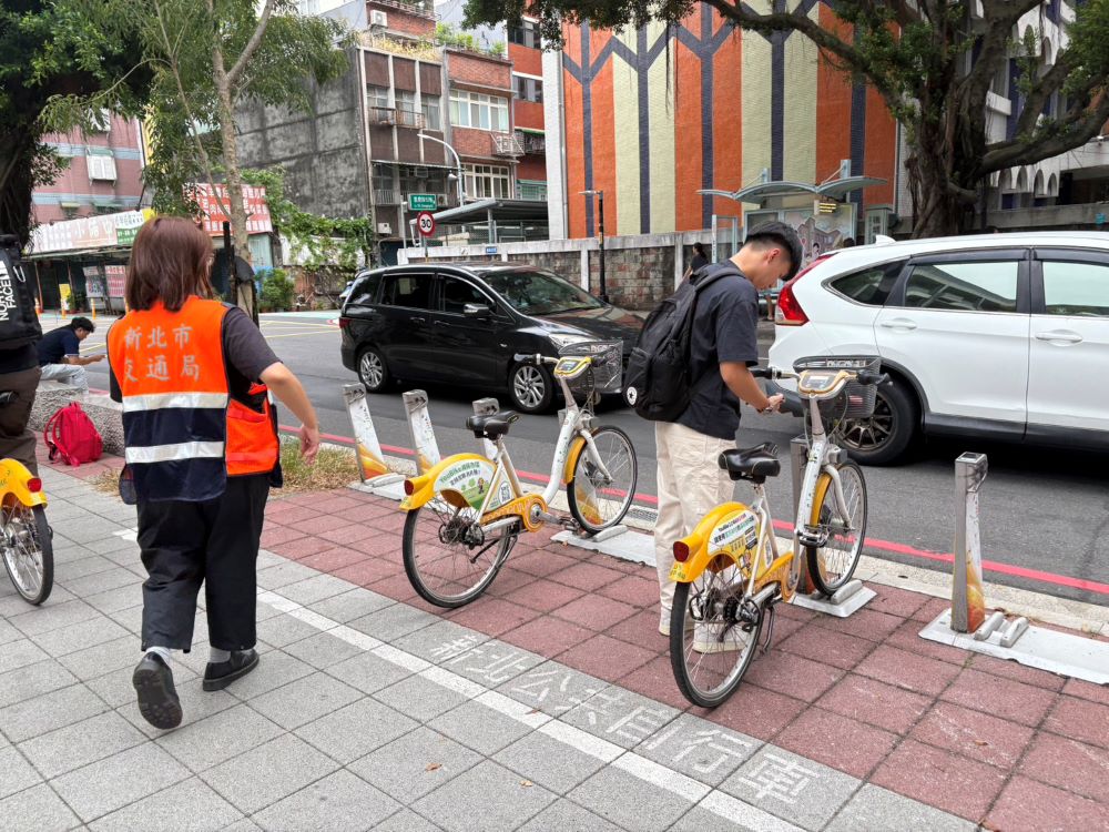新北開學日學校、捷運站周邊YouBike站點加強調度 2 《圖說》板橋區忠孝國中YouBike租借情形。〈交通局提供〉
