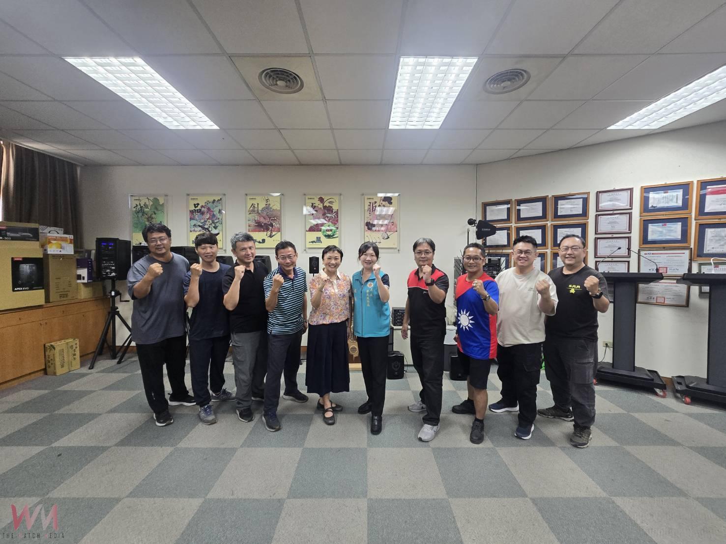 退輔會就學就業處池玉蘭處長在嘉義榮服處許淑菁處長等人陪同,鍊結在地優質企業,拓展退除役官兵就業資源。(圖/嘉義榮服處提供)