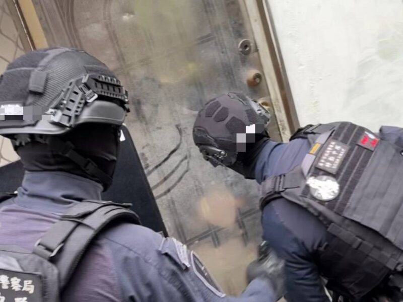 圖文:中市保大警霹靂隊員破門、切割 實戰演練震撼登場。